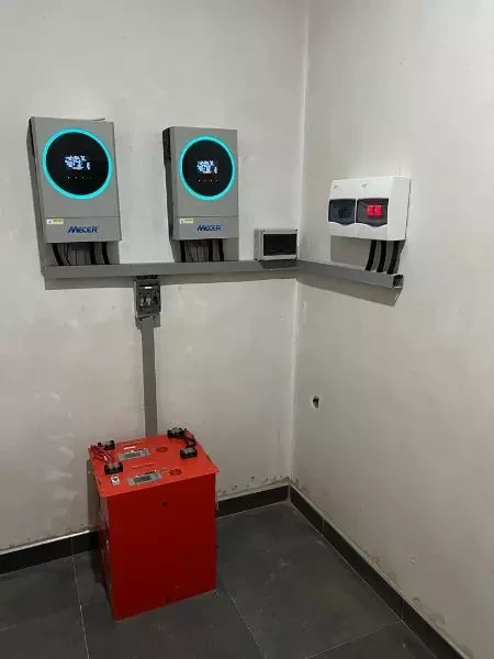 Rebel Max 5,6kva hybrid inverter with remote monitoring