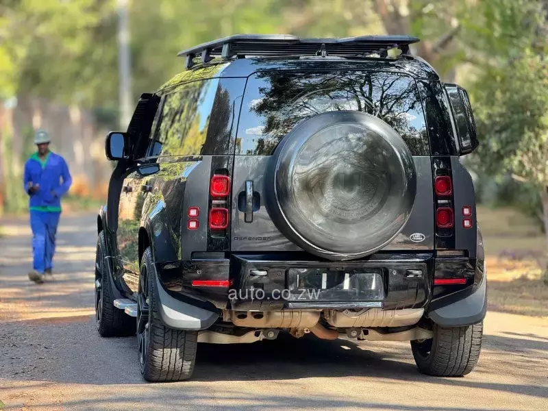 Land Rover Defender 2023