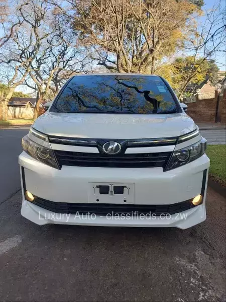 Toyota Voxy 2015